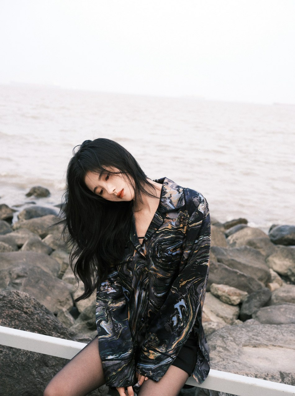鞠婧t黑色花纹衬衫慵懒随性写真