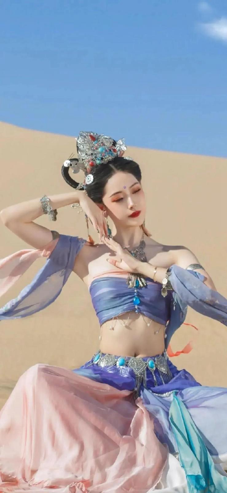 沙漠里的嫦娥美女细腰美腿图片