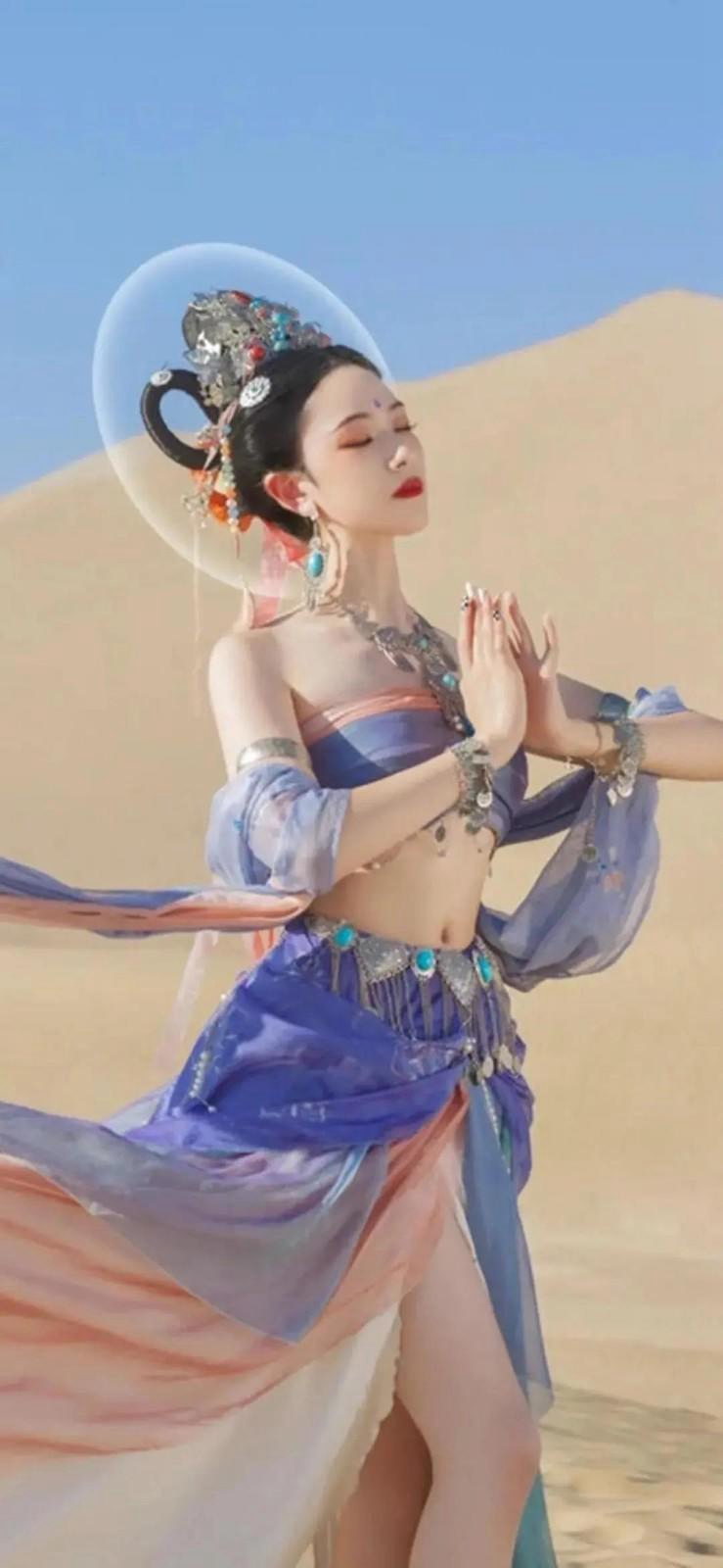 沙漠里的嫦娥美女细腰美腿图片
