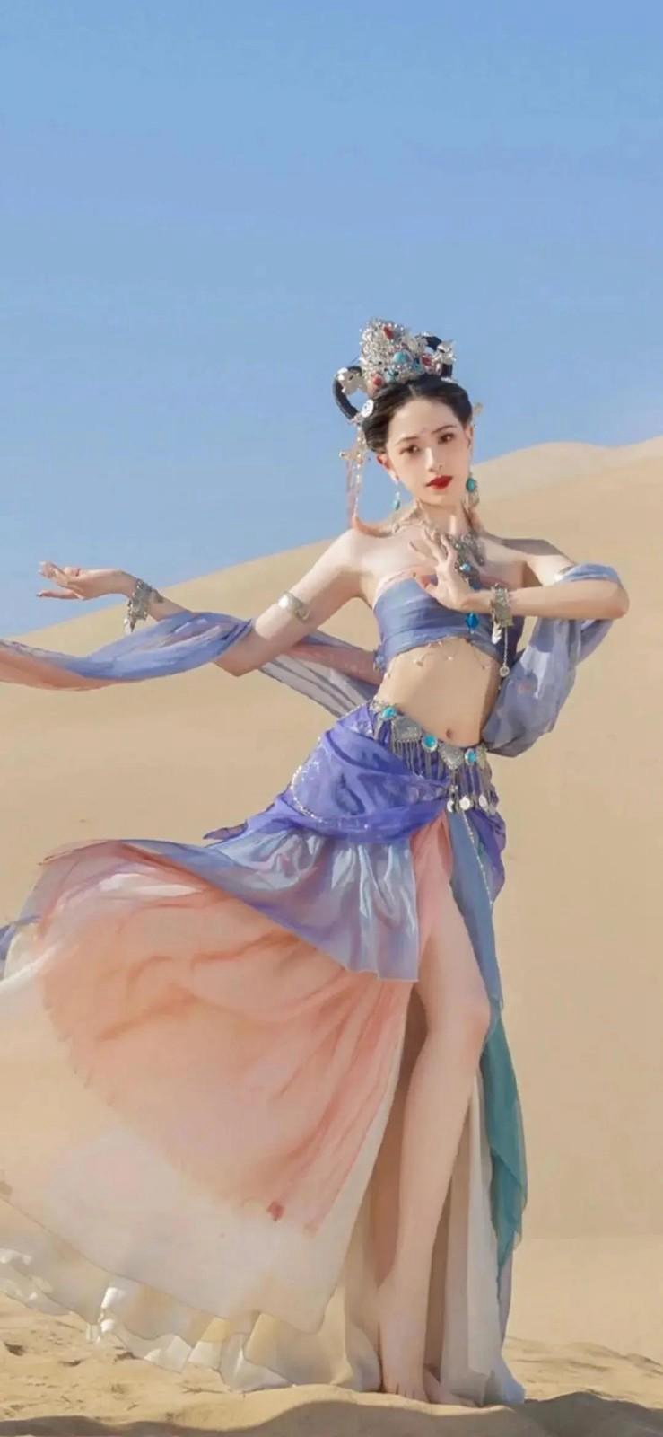 沙漠里的嫦娥美女细腰美腿图片