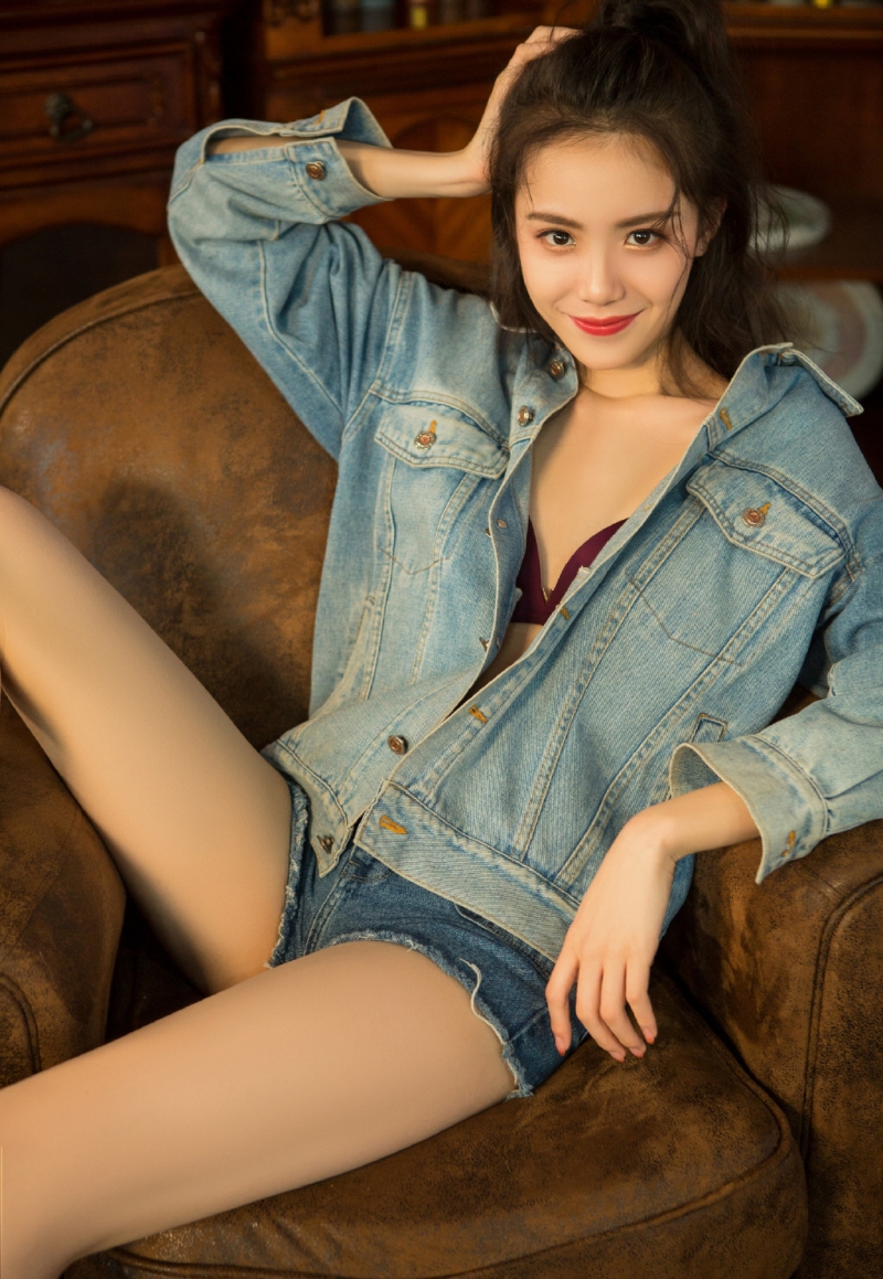 性感美少女白皙大长腿私人拍摄