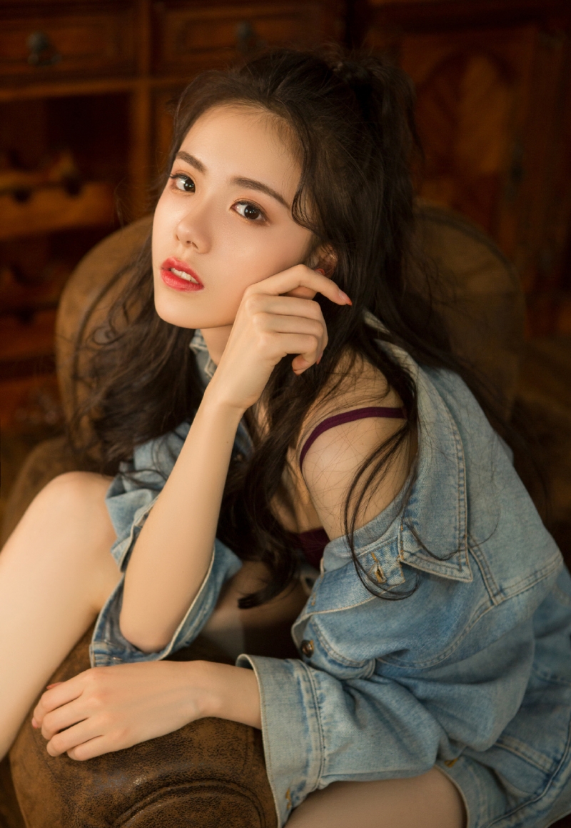 性感美少女白皙大长腿私人拍摄