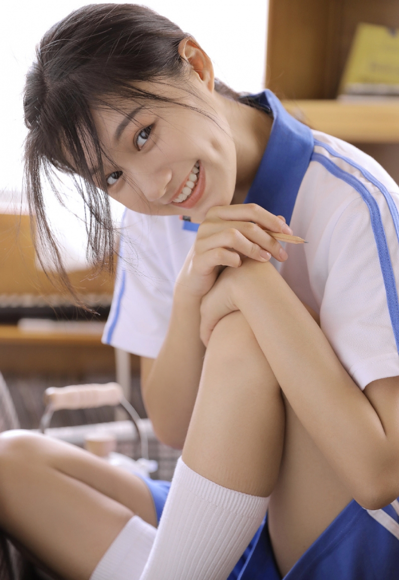 校服美女白丝美腿青春靓丽写真