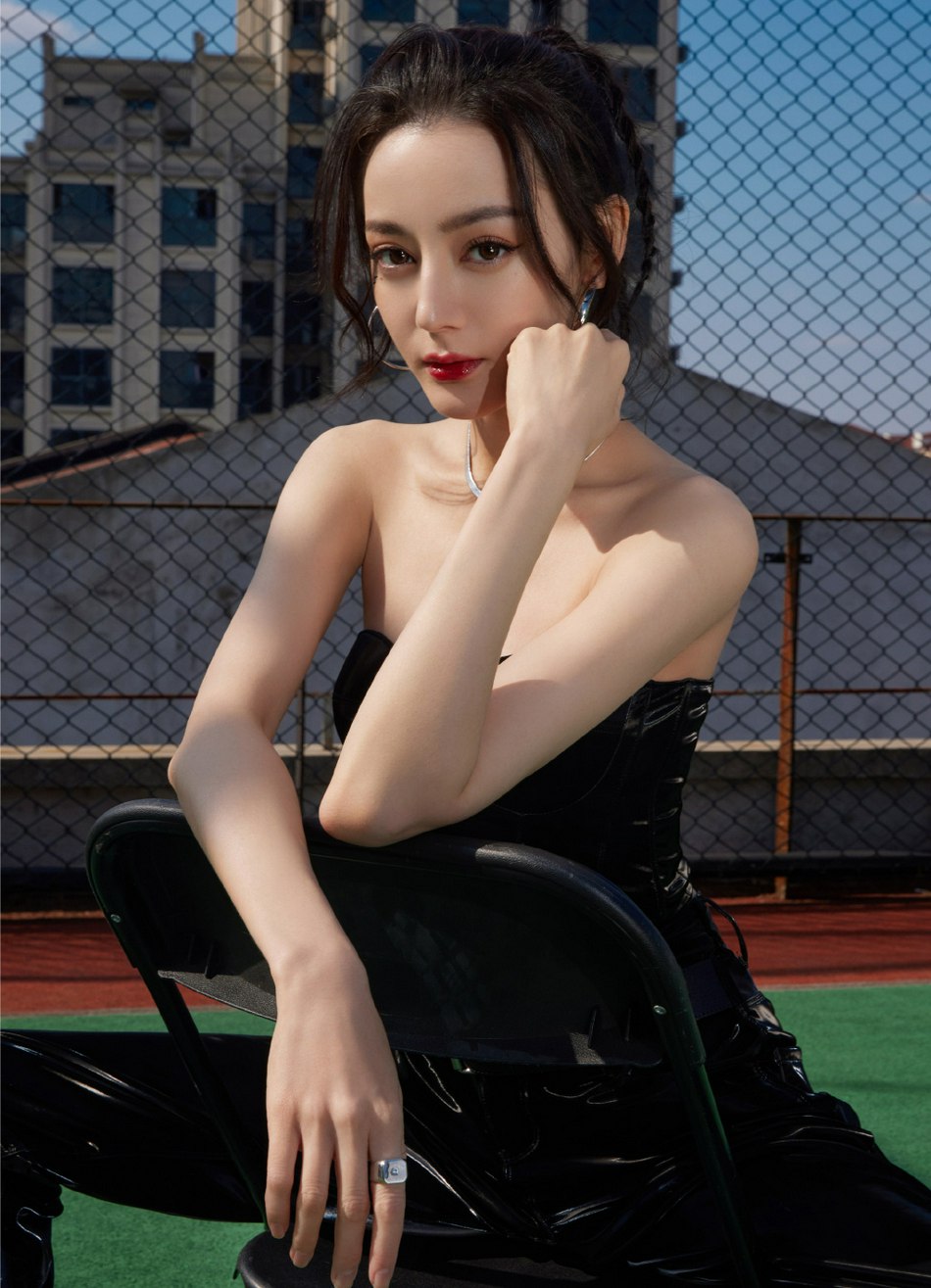 迪丽热巴全黑造型性感干练写真