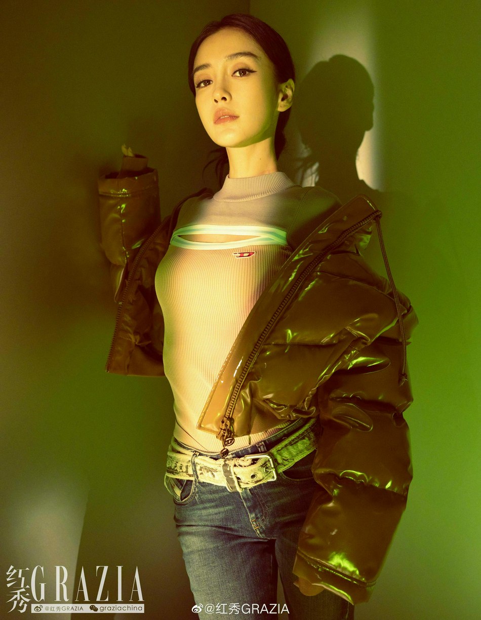 杨颖完美演绎冷暖色调杂志写真