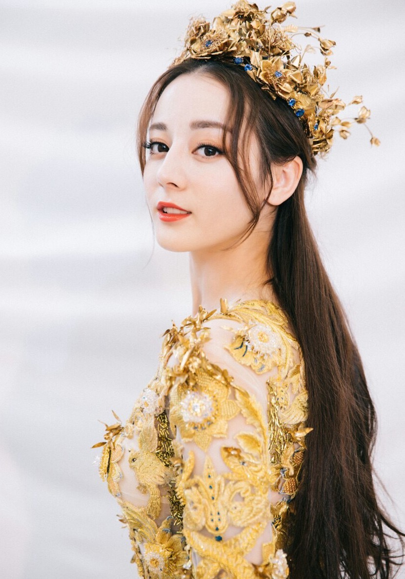 迪丽热巴2018年金鹰节旧照踏光而来如女神下凡