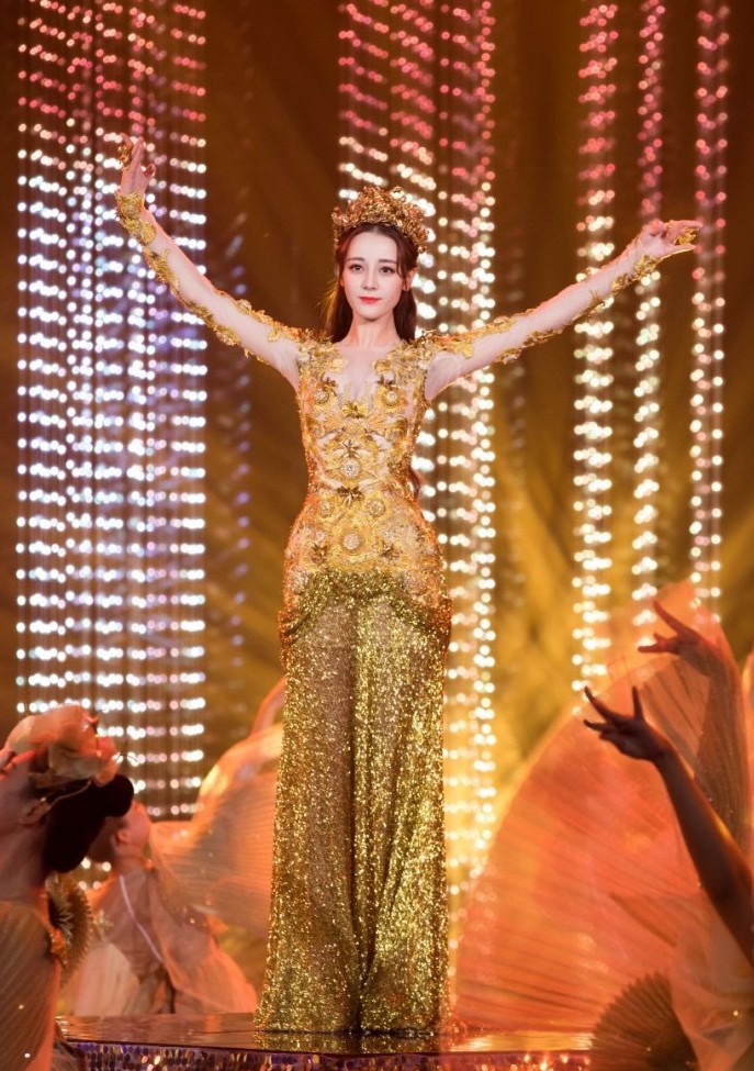 迪丽热巴2018年金鹰节旧照踏光而来如女神下凡