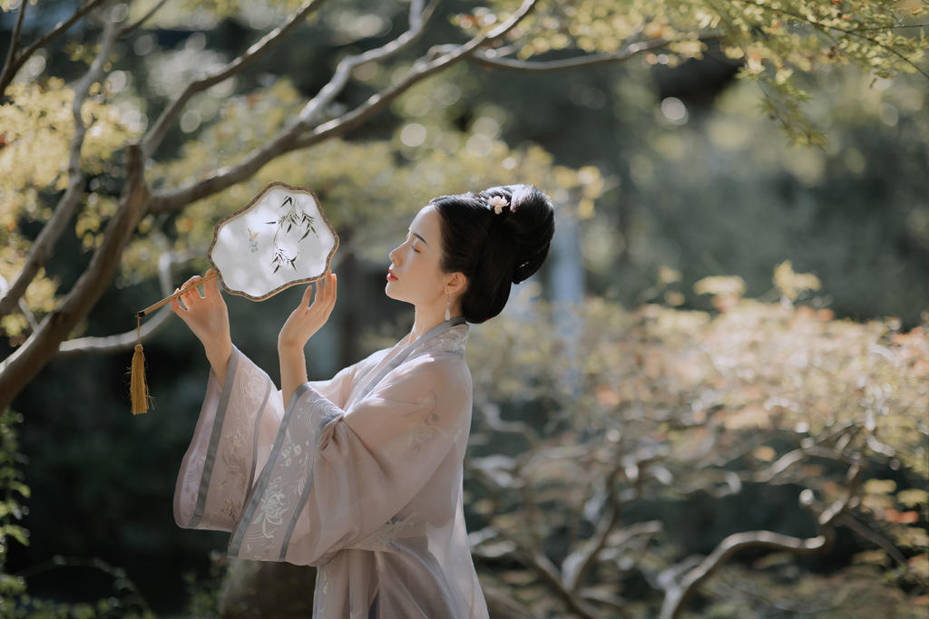 江南女子精致侧颜唯美古风摄影