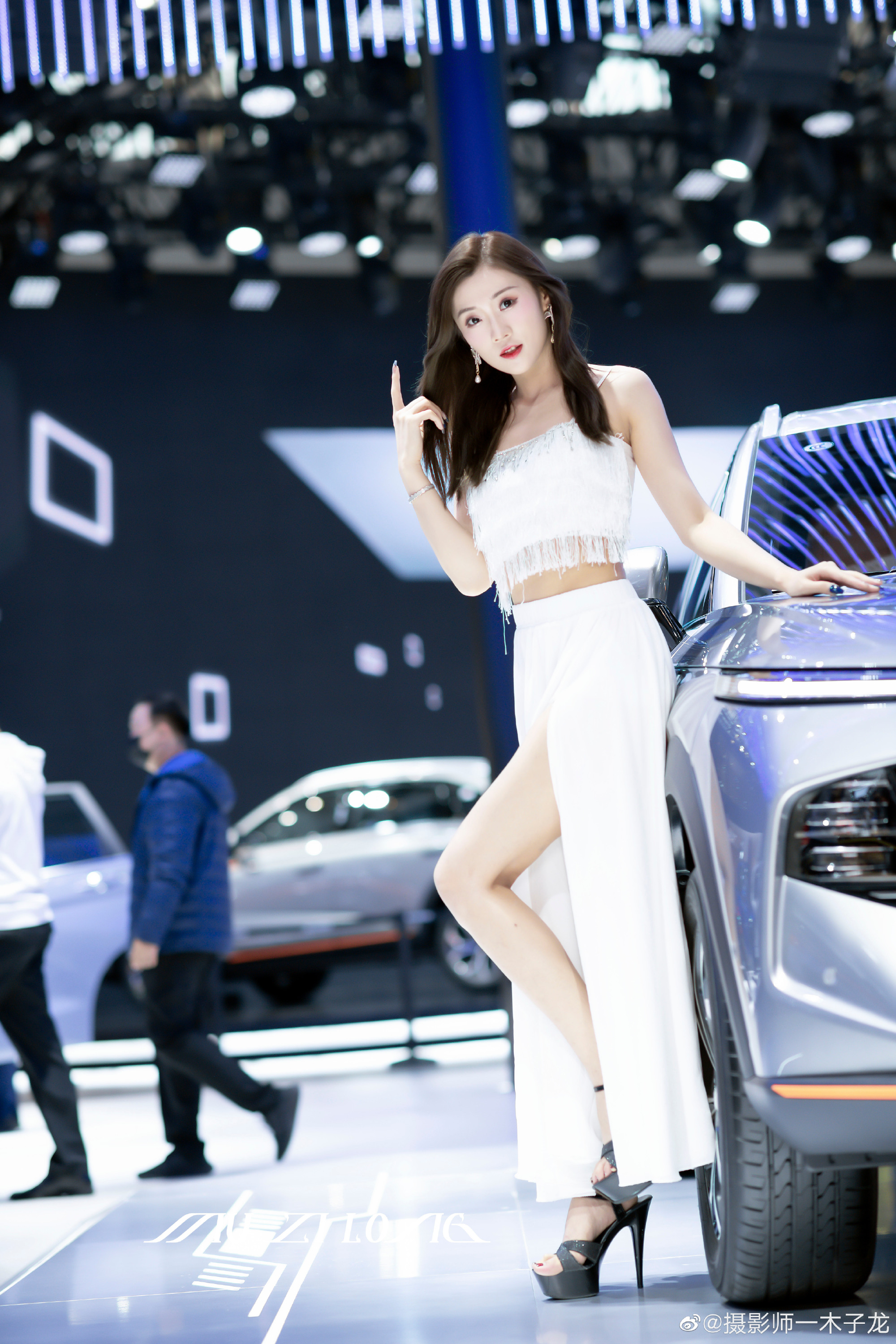 性感火辣美女车模细腰美腿套图