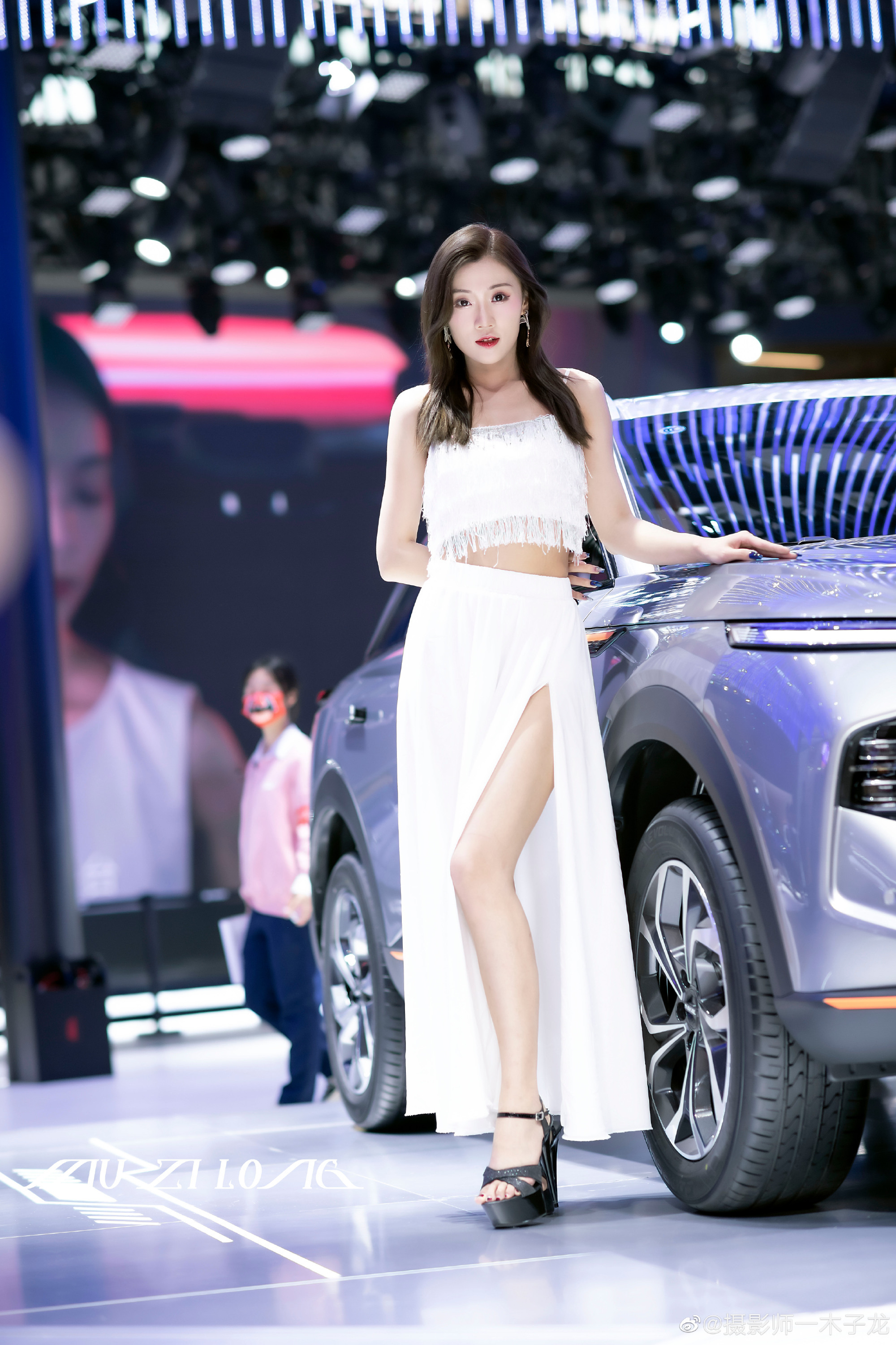 性感火辣美女车模细腰美腿套图