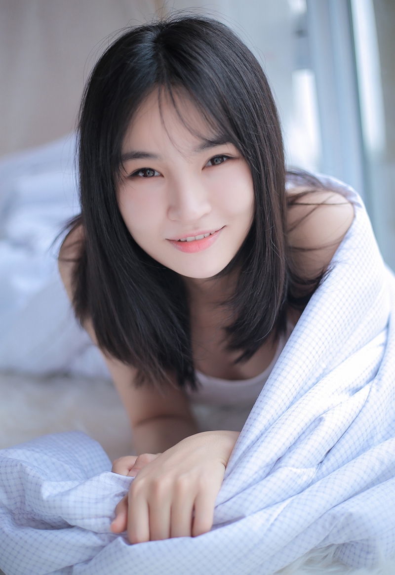 床上美女吊带香肩清纯动人写真