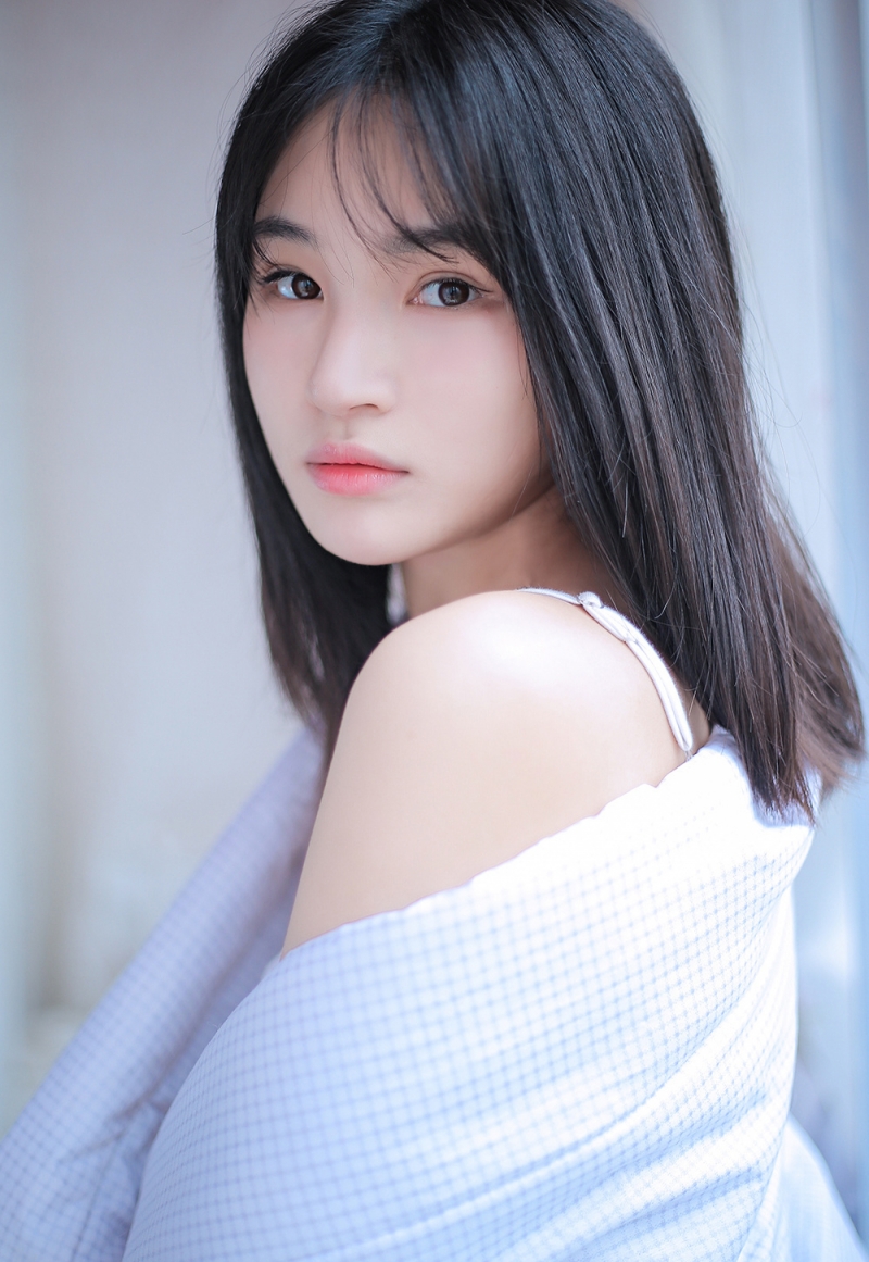 床上美女吊带香肩清纯动人写真