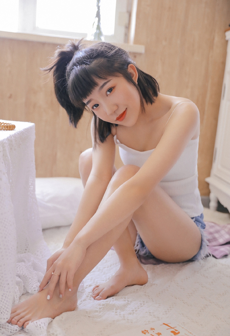 可爱萌妹吊带短裤娇小玲珑图片