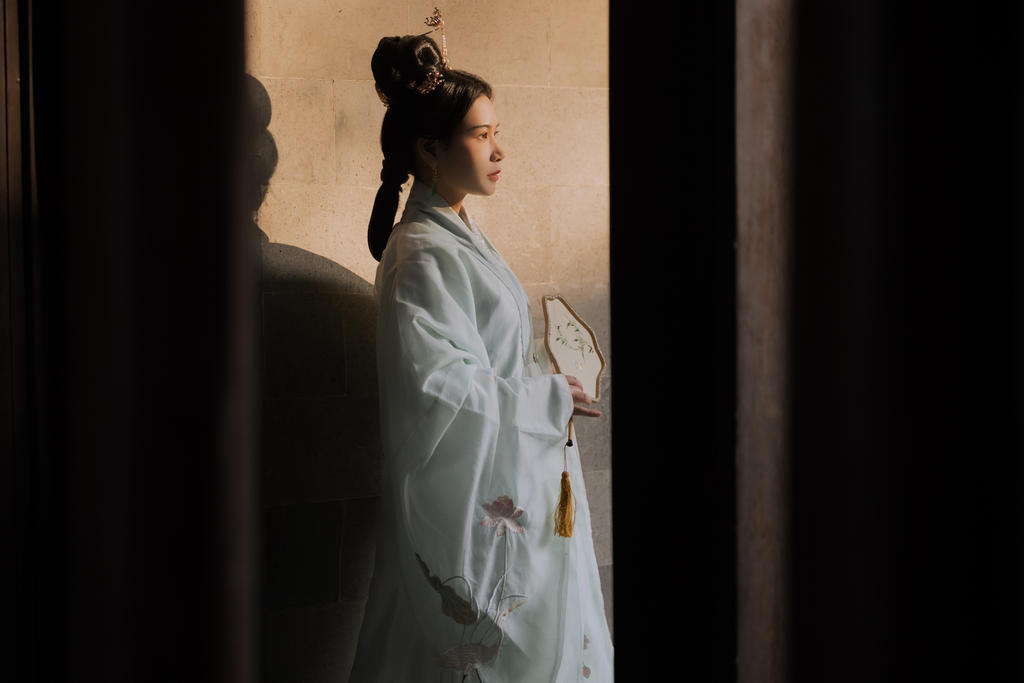 汉服美女白衣飘飘美若天仙图片