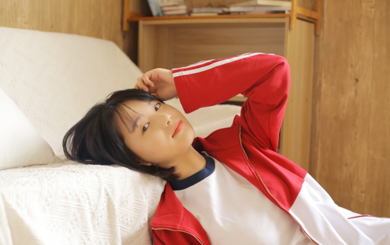 运动服美女学生妹白丝美腿写真
