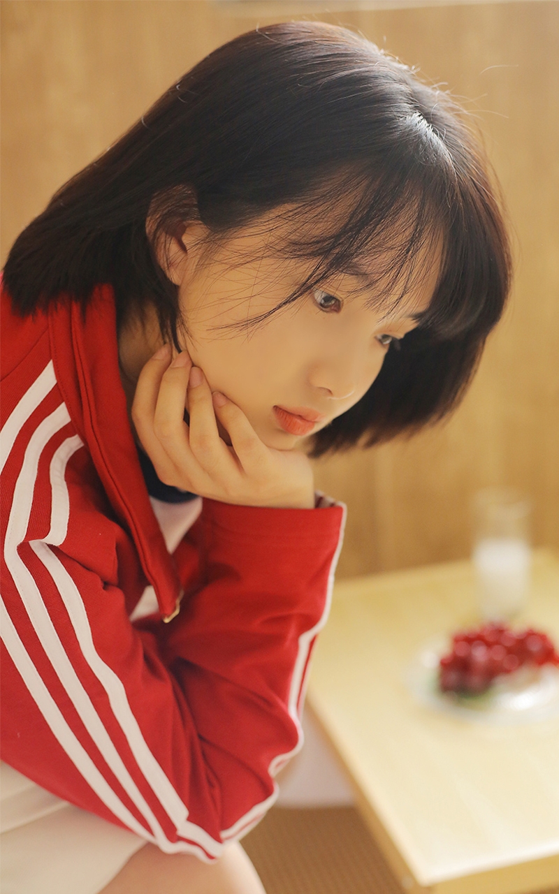 运动服美女学生妹白丝美腿写真