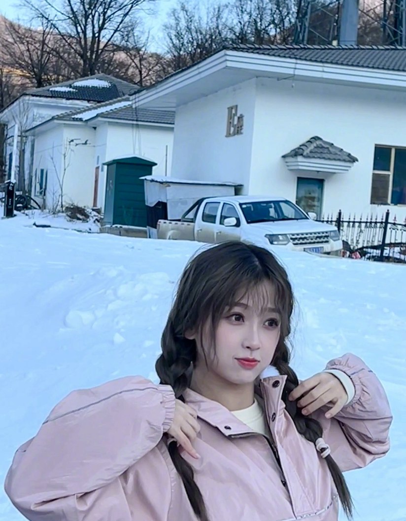 虞书欣滑雪场随拍嘟嘴比耶元气可爱图片