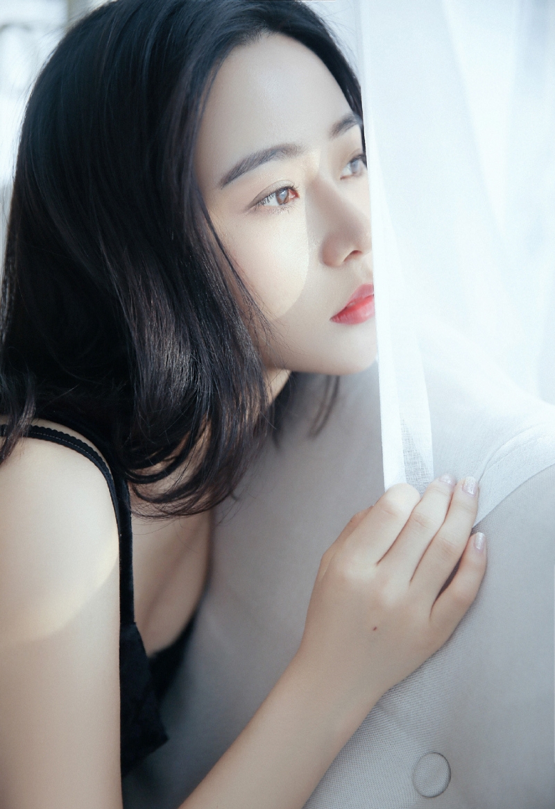 气质美女吊带香肩室内个人写真