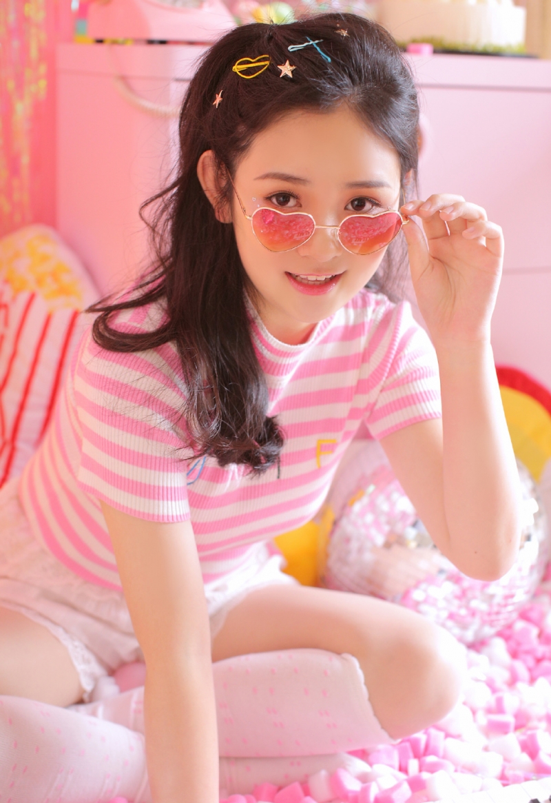 妙龄少女白丝美腿甜美迷人写真