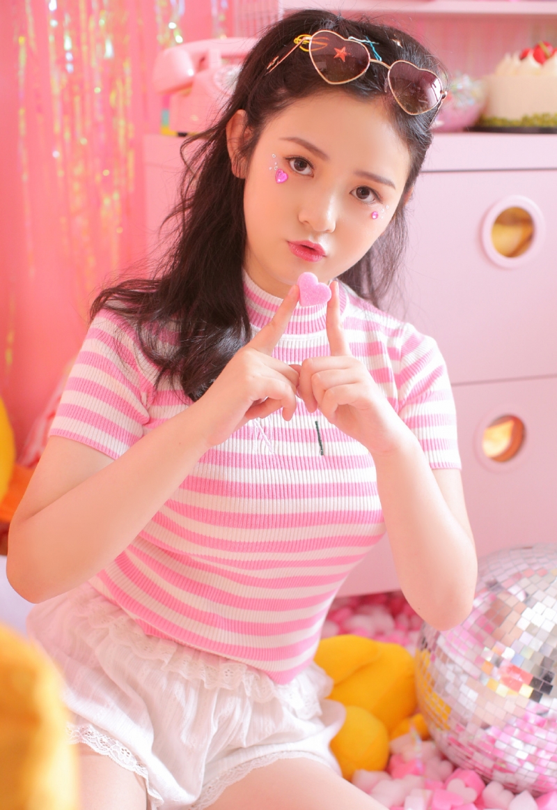 妙龄少女白丝美腿甜美迷人写真