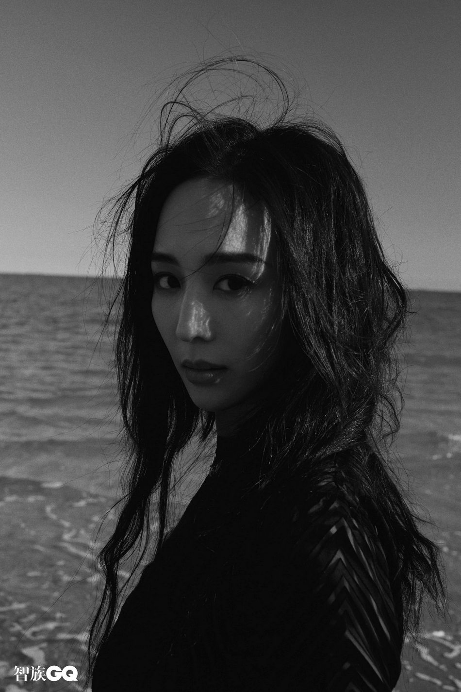 张钧甯漫步沙滩尽显温柔随性写真