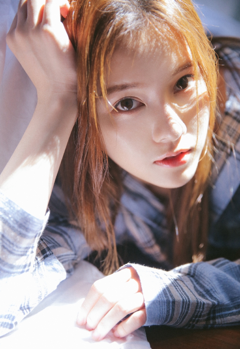阳光下的清纯美女小露香肩写真