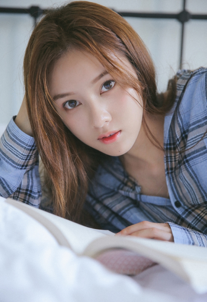 阳光下的清纯美女小露香肩写真