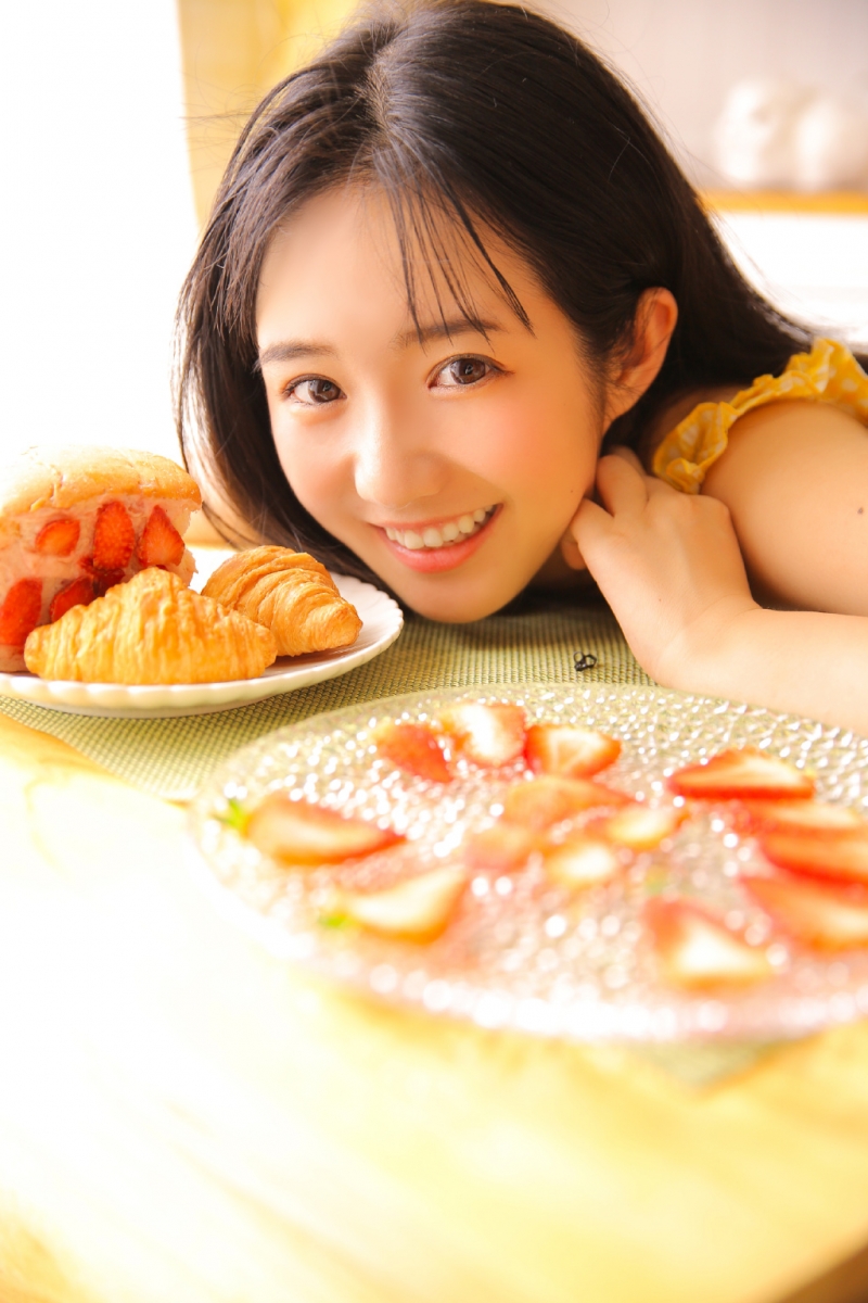 草莓味美少女露齿甜笑私房写真