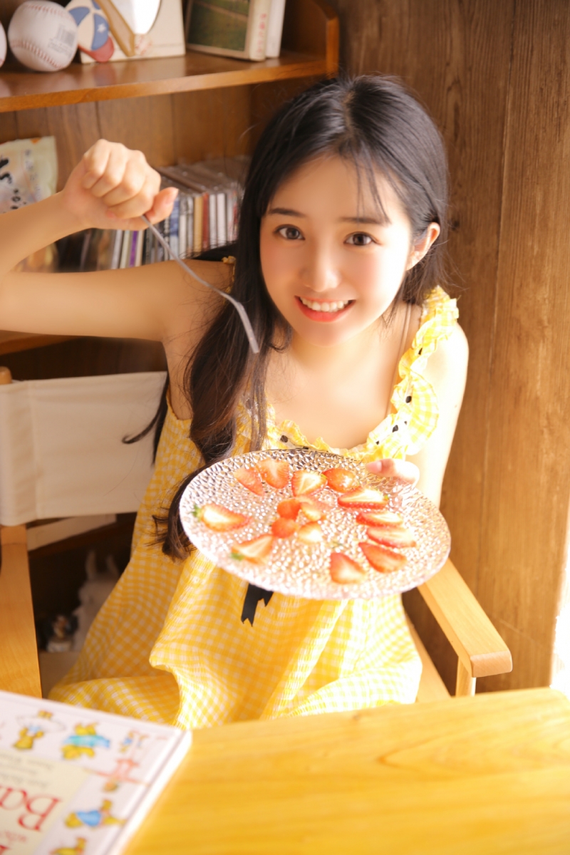 草莓味美少女露齿甜笑私房写真