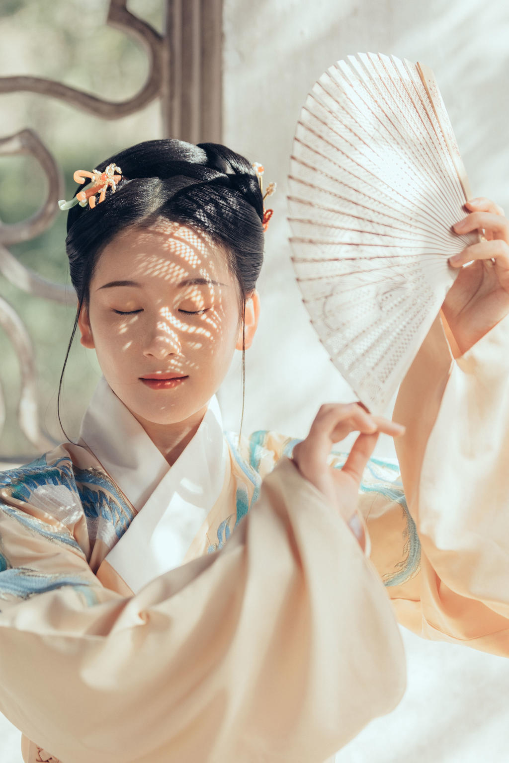 汉服少女眉清目秀唇红齿白图片