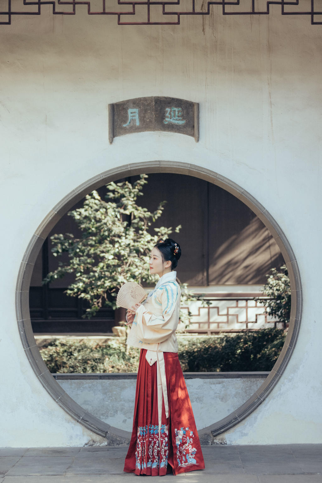 汉服少女眉清目秀唇红齿白图片