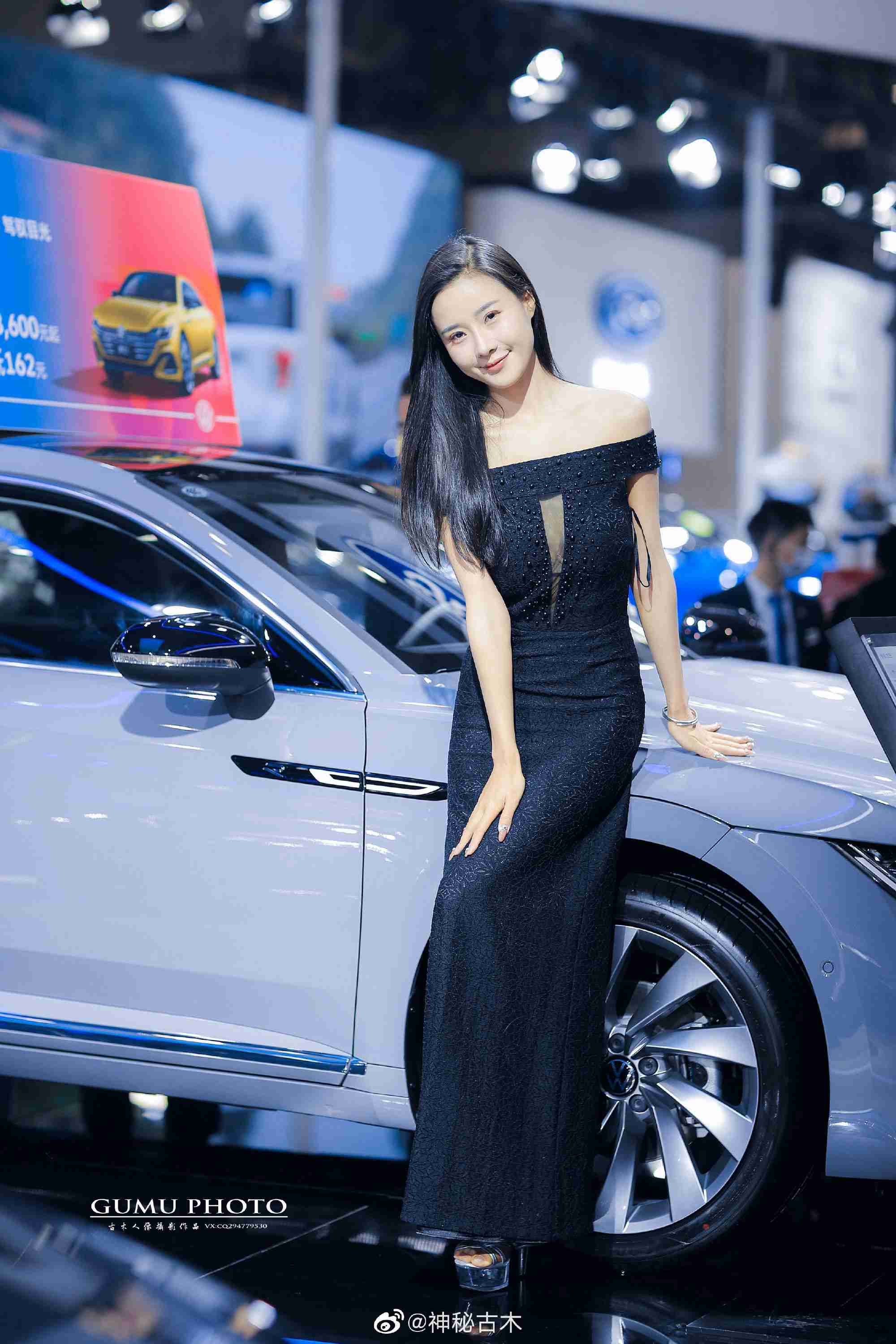 高跟美女车模小露香肩私人拍摄
