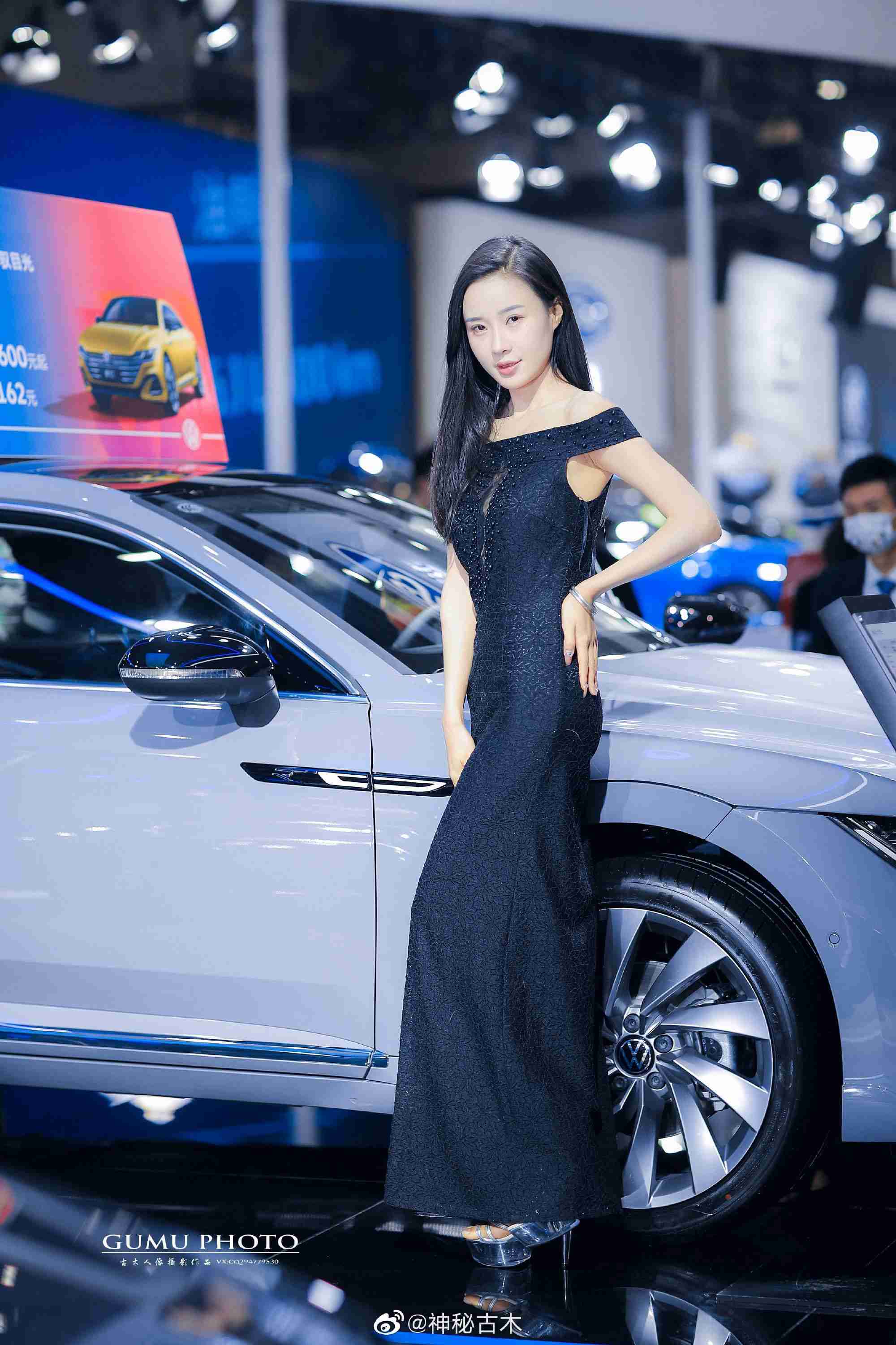 高跟美女车模小露香肩私人拍摄