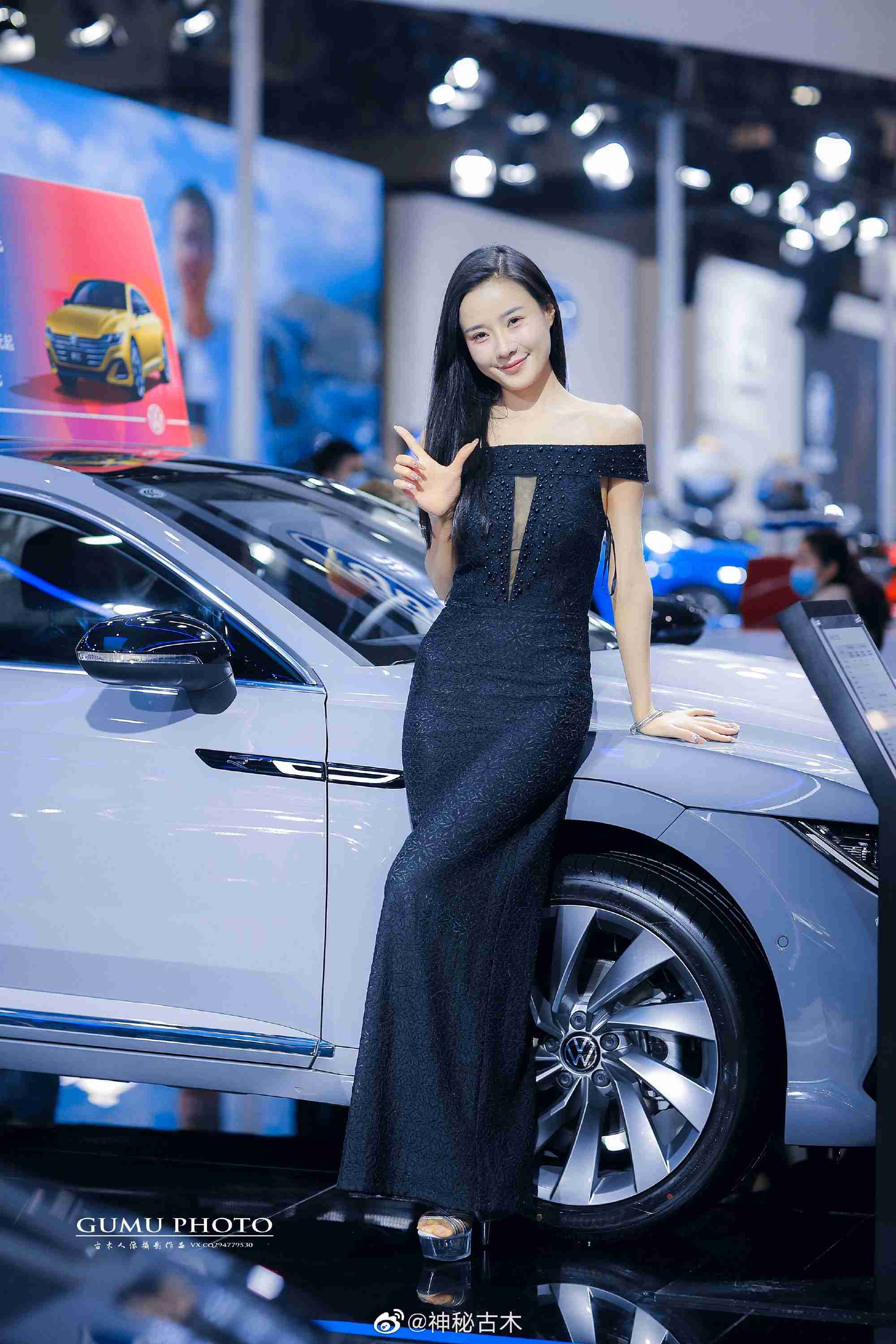 高跟美女车模小露香肩私人拍摄