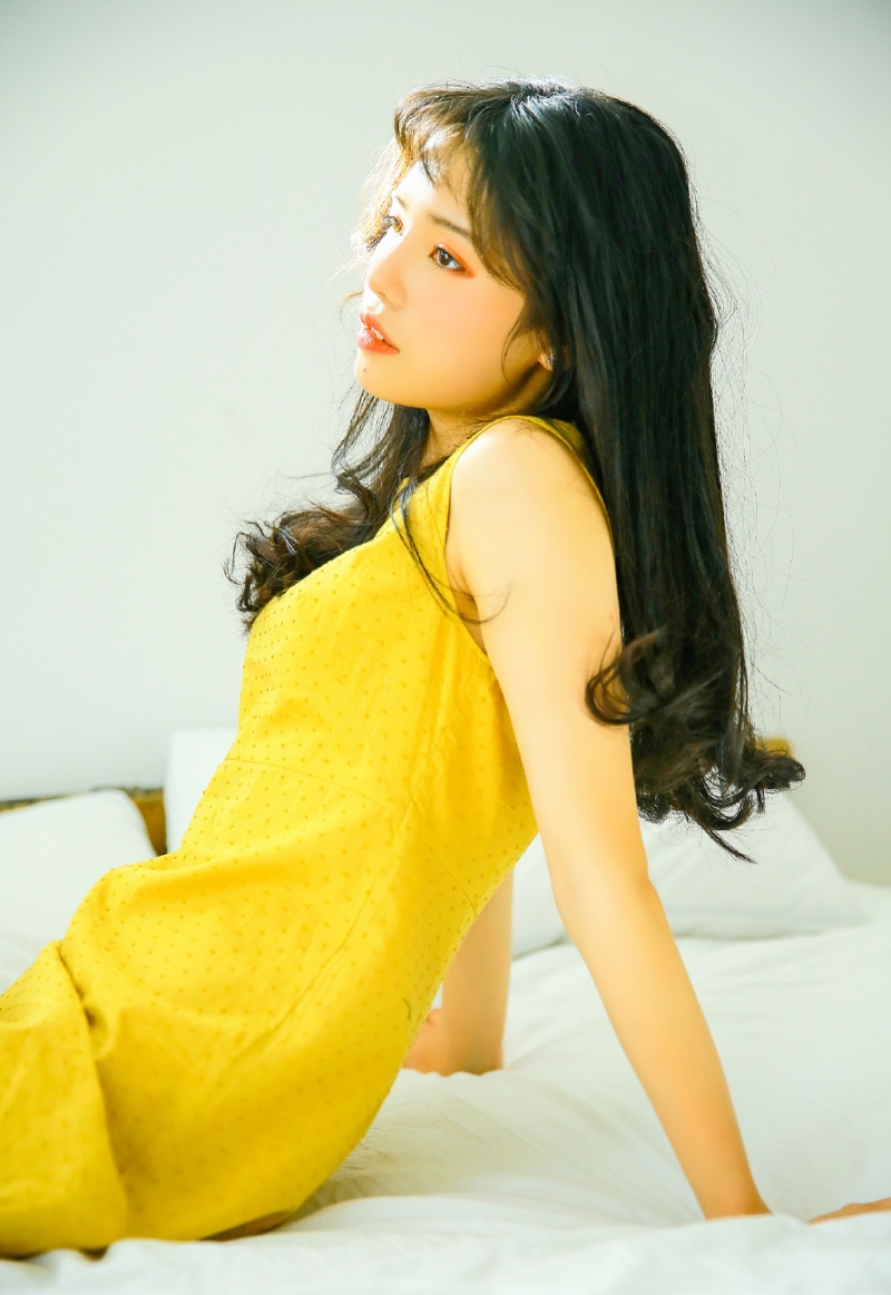 床上美女黄色吊裙明媚娇俏图片