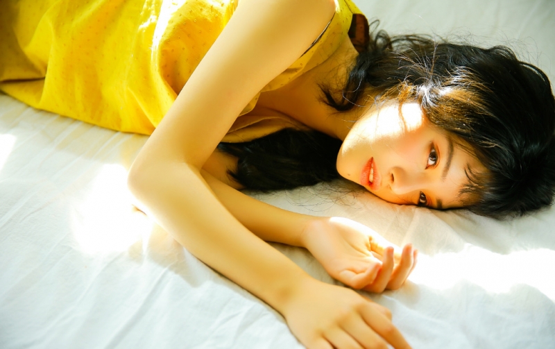 床上美女黄色吊裙明媚娇俏图片