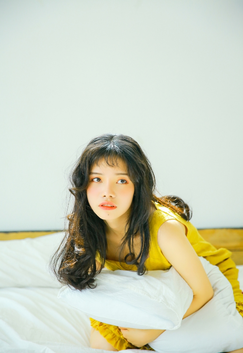 床上美女黄色吊裙明媚娇俏图片