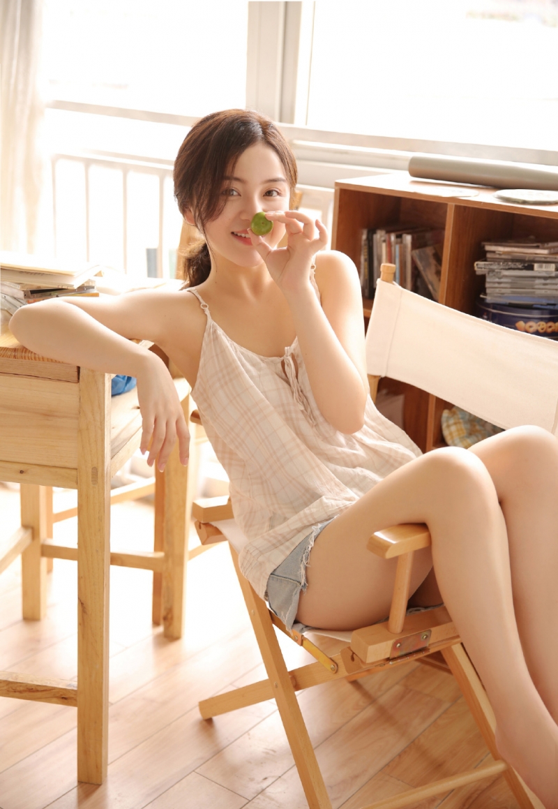 白嫩美女吊带热裤温柔大方图片