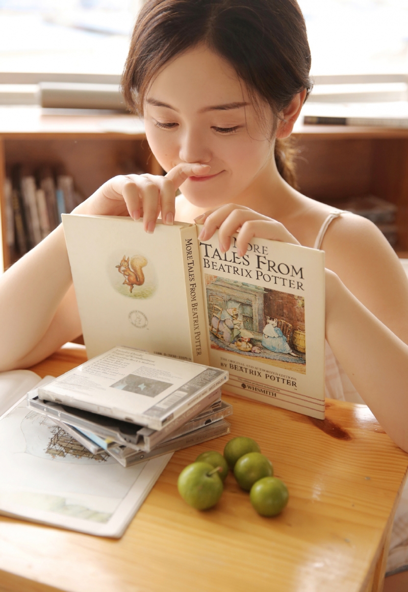 白嫩美女吊带热裤温柔大方图片