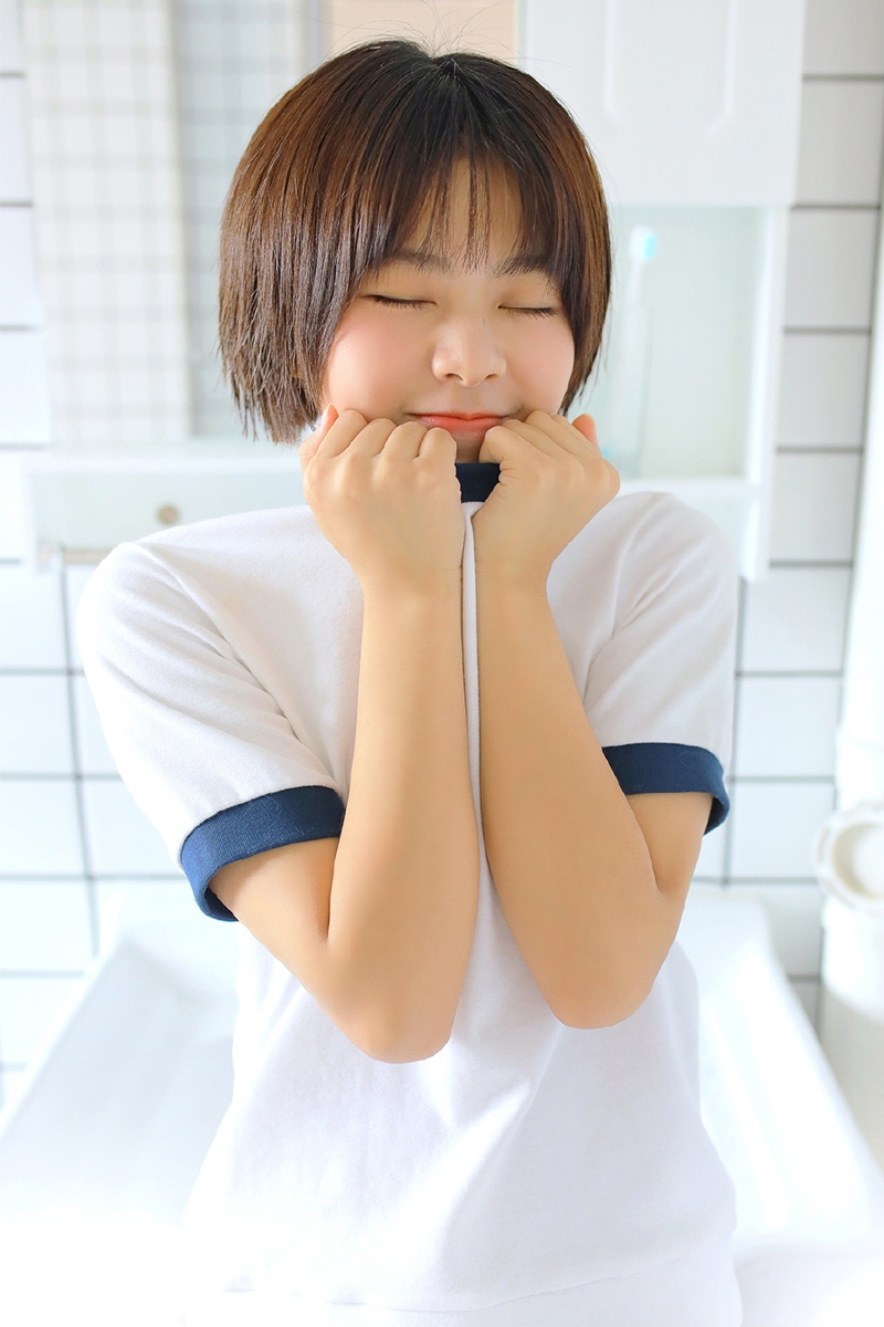 体操服美女白丝美腿卫生间写真
