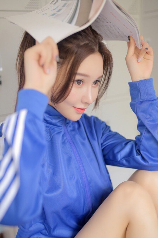 艺校美女玉足美腿性感姿态高清图片