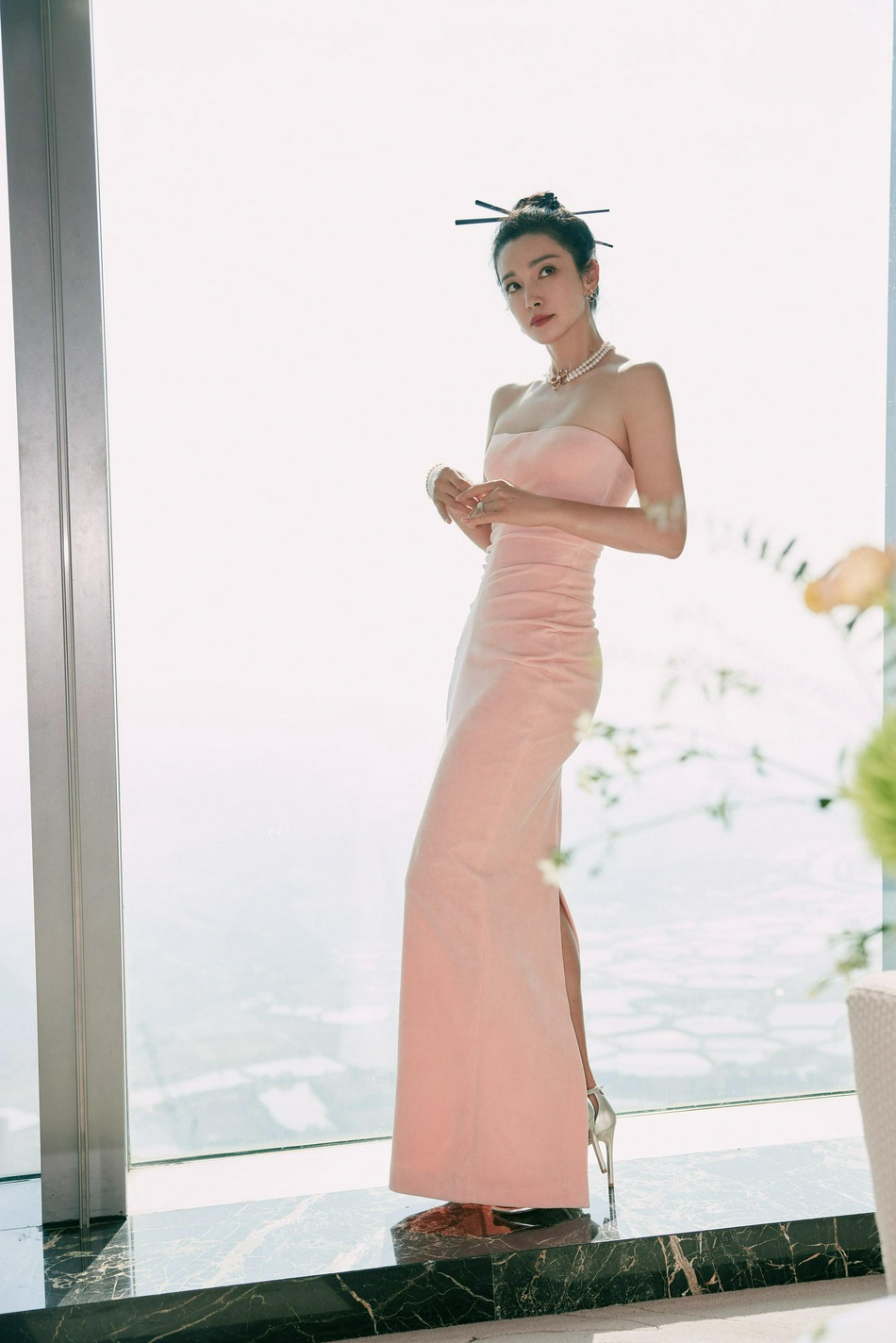 李冰冰粉色抹胸长裙美艳动人写真