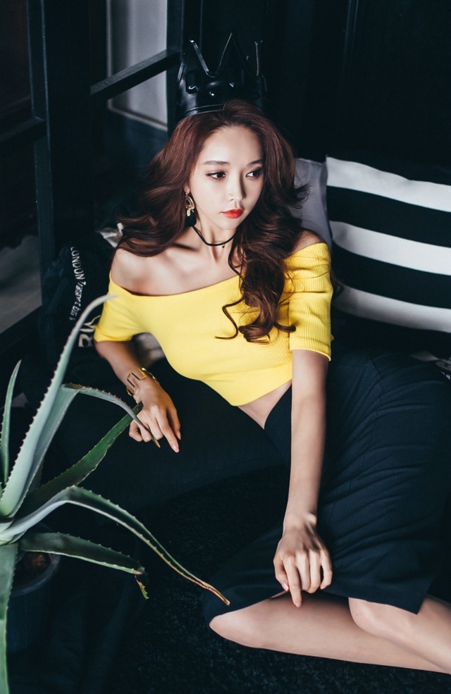 美女嫩模前凸后翘极品销魂辣图