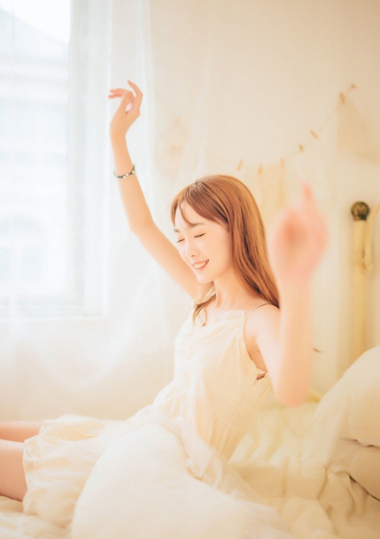 金发少女吊带白裙清新可人图片