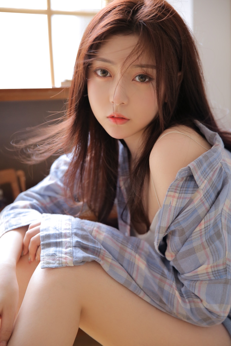 衬衫小姐姐白皙大长腿精选图片