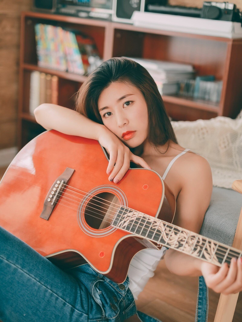 大提琴美女牛仔背带裤私房写真