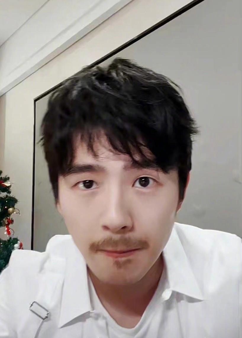 刘昊然胡须造型成熟质感帅气依旧