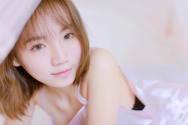 睡衣美女香肩美腿性感撩人热图