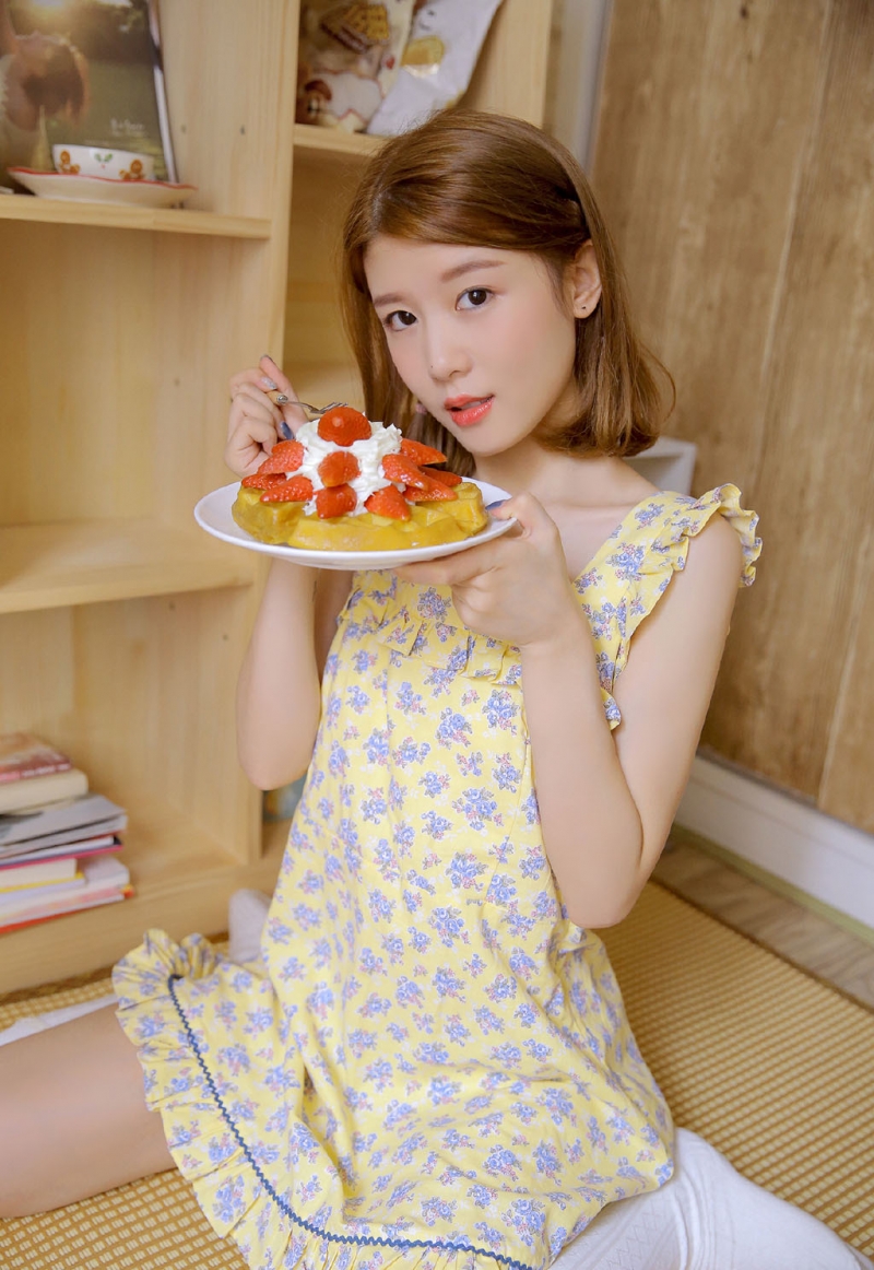 碎花裙美少女白丝美腿室内写真