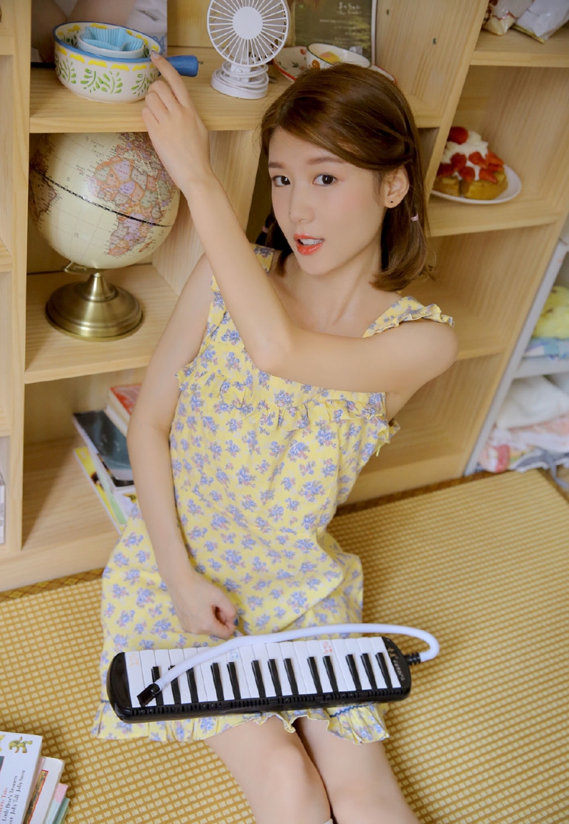 碎花裙美少女白丝美腿室内写真